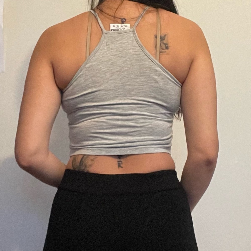 🎸 Guns N’ Roses Gray Halter Crop Tank – Size 4 🎸 - Picture 4 of 9